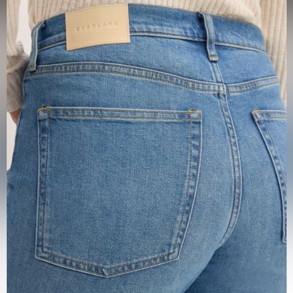 Everlane The Curvy Cheeky Straight Jean in Vintage Wash - Picture 3 of 11